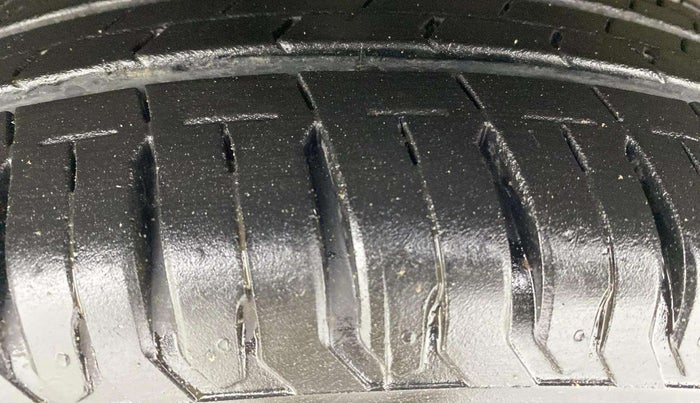 2023 Maruti Swift ZXI, Petrol, Manual, 15,528 km, Left Front Tyre Tread