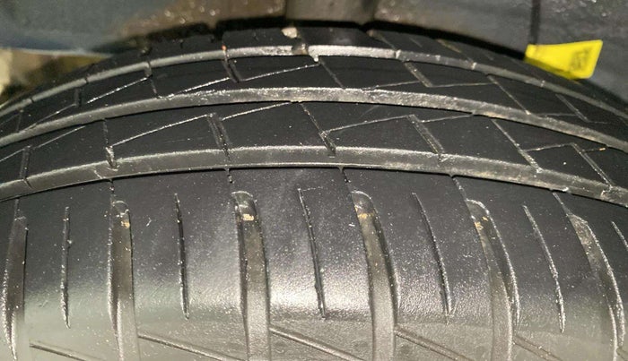 2022 Hyundai GRAND I10 NIOS MAGNA AMT 1.2 KAPPA VTVT, Petrol, Automatic, 11,979 km, Left Front Tyre Tread