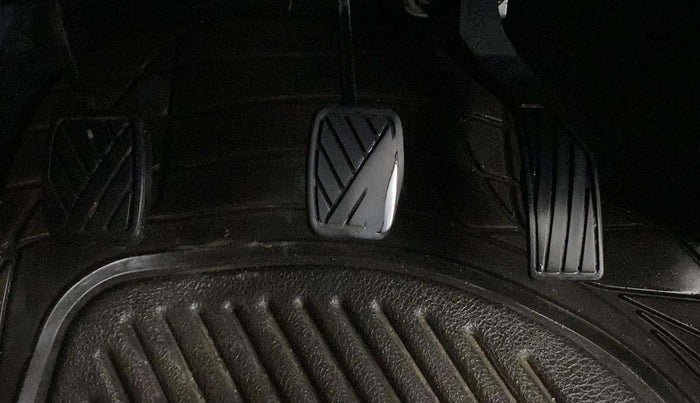2014 Maruti Swift VXI, Petrol, Manual, 80,816 km, Pedals