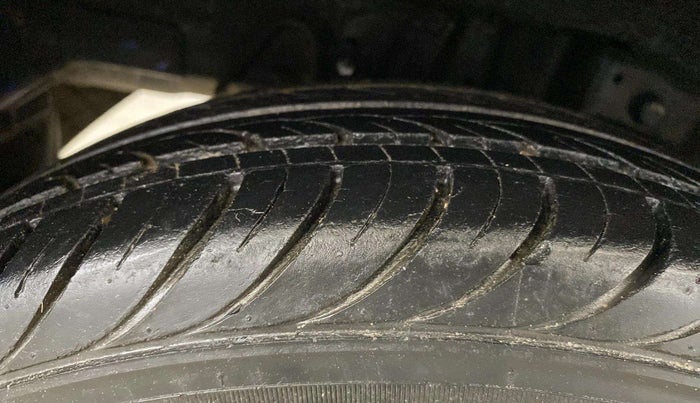 2013 Hyundai Eon MAGNA +, Petrol, Manual, 37,214 km, Right Rear Tyre Tread