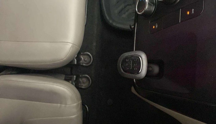 2017 Mahindra Kuv100 K2 6 STR, Petrol, Manual, 27,549 km, Gear Lever