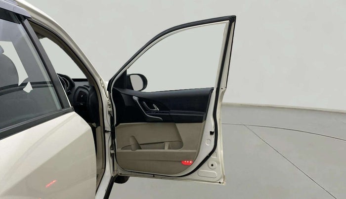 2018 Mahindra XUV500 W9, Diesel, Manual, 91,046 km, RHS Front Door