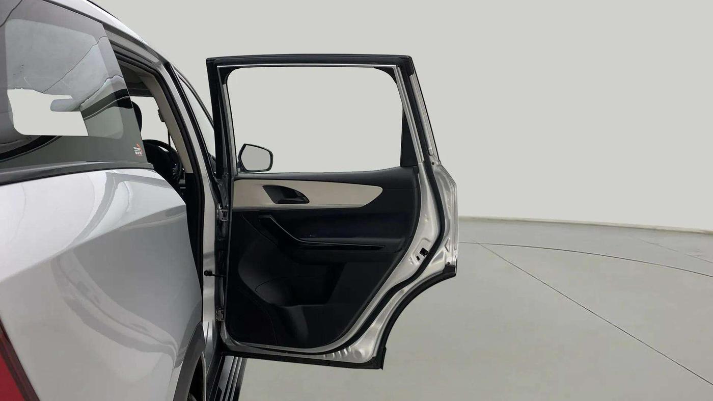 2022 Mahindra XUV700 AX 5 P AT 5 STR, Petrol, Automatic, 17,417 km, RHS Rear Door