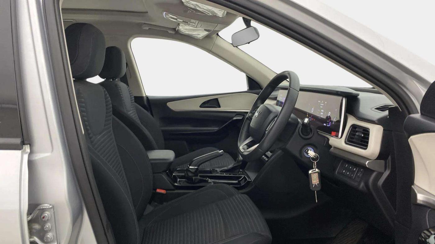 2022 Mahindra XUV700 AX 5 P AT 5 STR, Petrol, Automatic, 17,417 km, Right Side Front Door Cabin