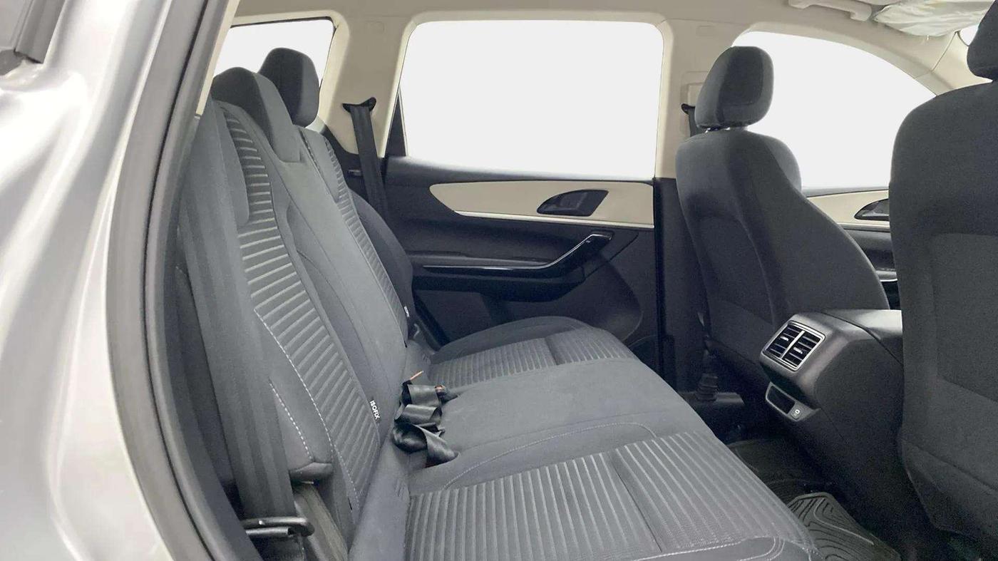 2022 Mahindra XUV700 AX 5 P AT 5 STR, Petrol, Automatic, 17,417 km, Right Side Rear Door Cabin