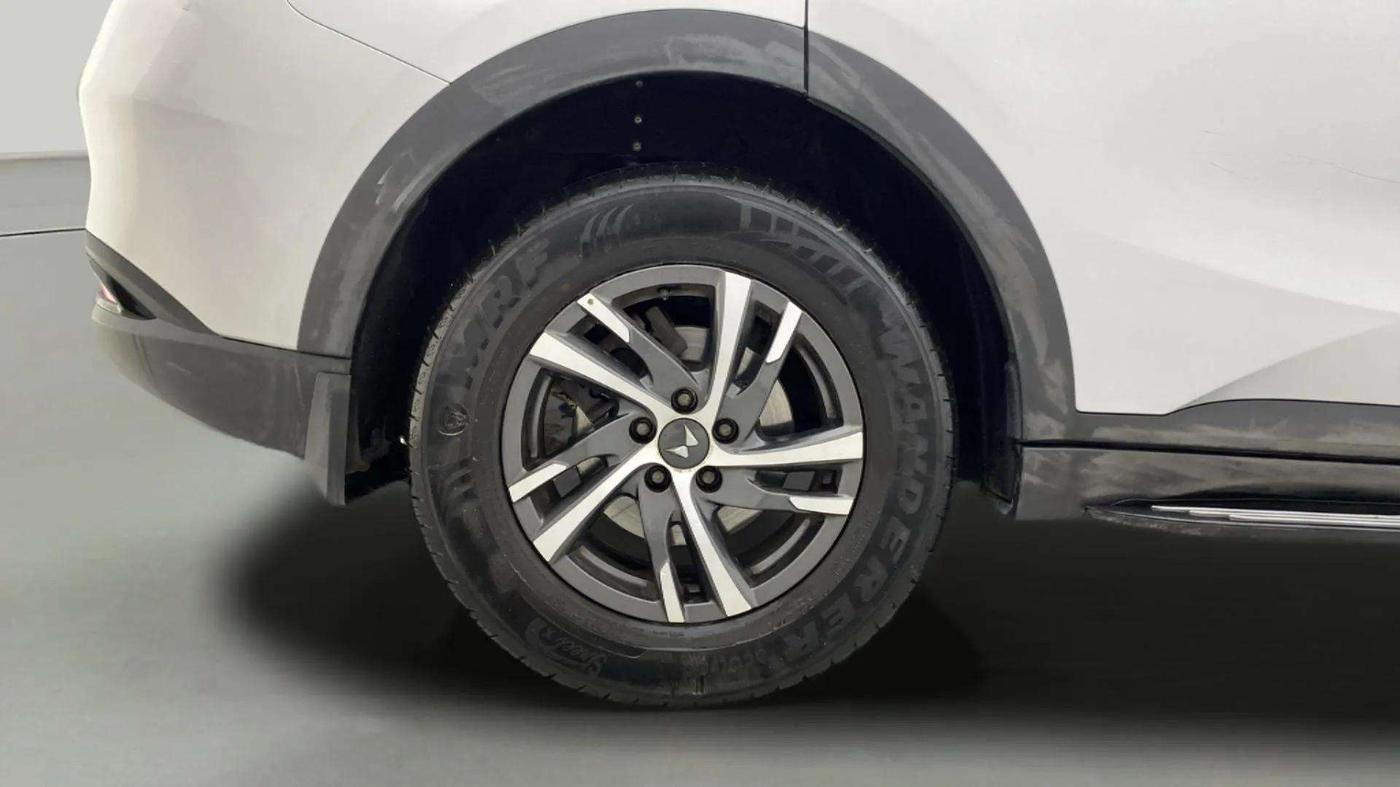 2022 Mahindra XUV700 AX 5 P AT 5 STR, Petrol, Automatic, 17,417 km, Right Rear Wheel