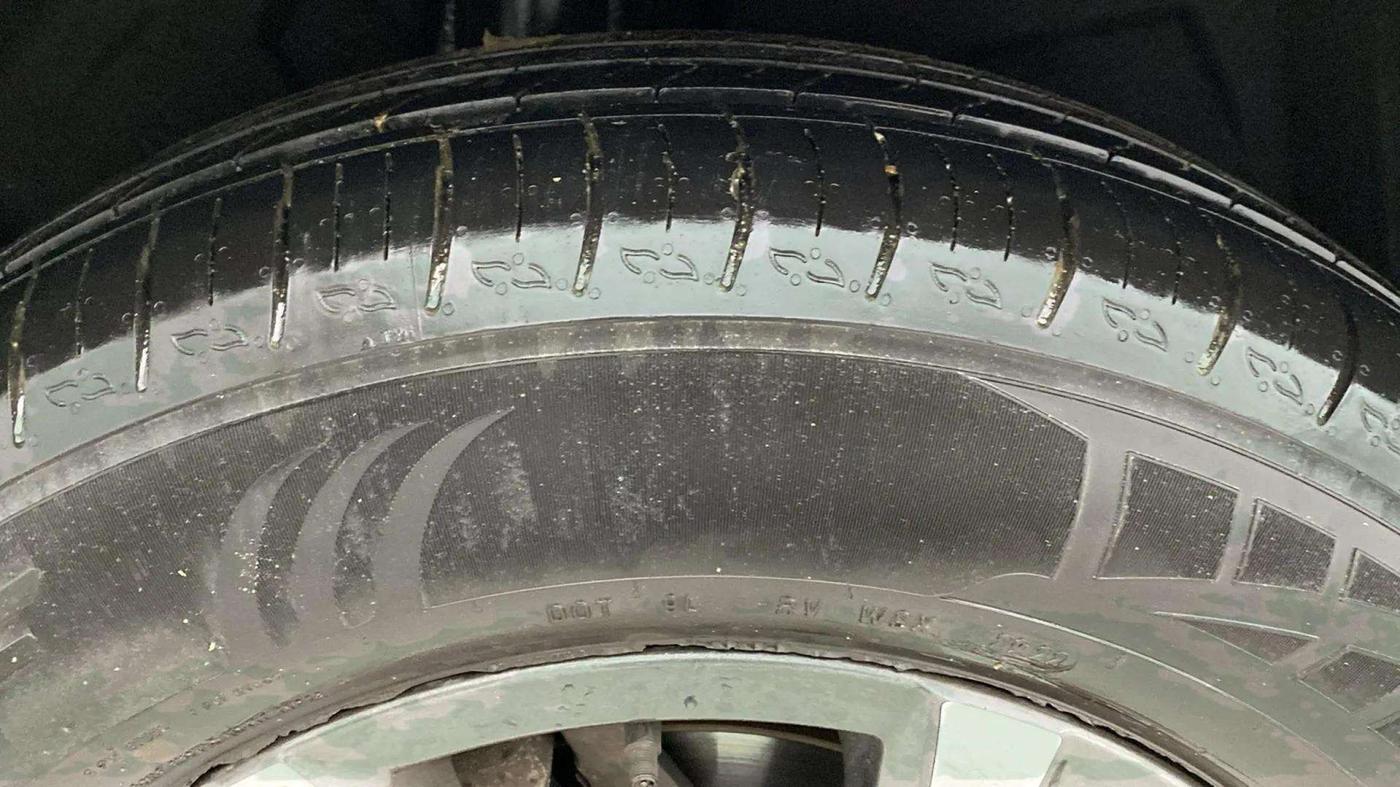 2022 Mahindra XUV700 AX 5 P AT 5 STR, Petrol, Automatic, 17,417 km, Right Rear Tyre Tread