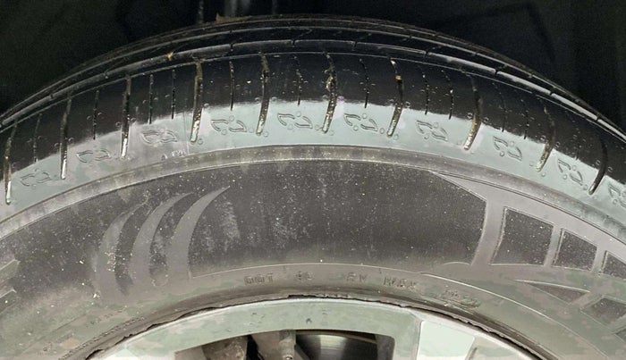 2022 Mahindra XUV700 AX 5 P AT 5 STR, Petrol, Automatic, 16,696 km, Right Rear Tyre Tread