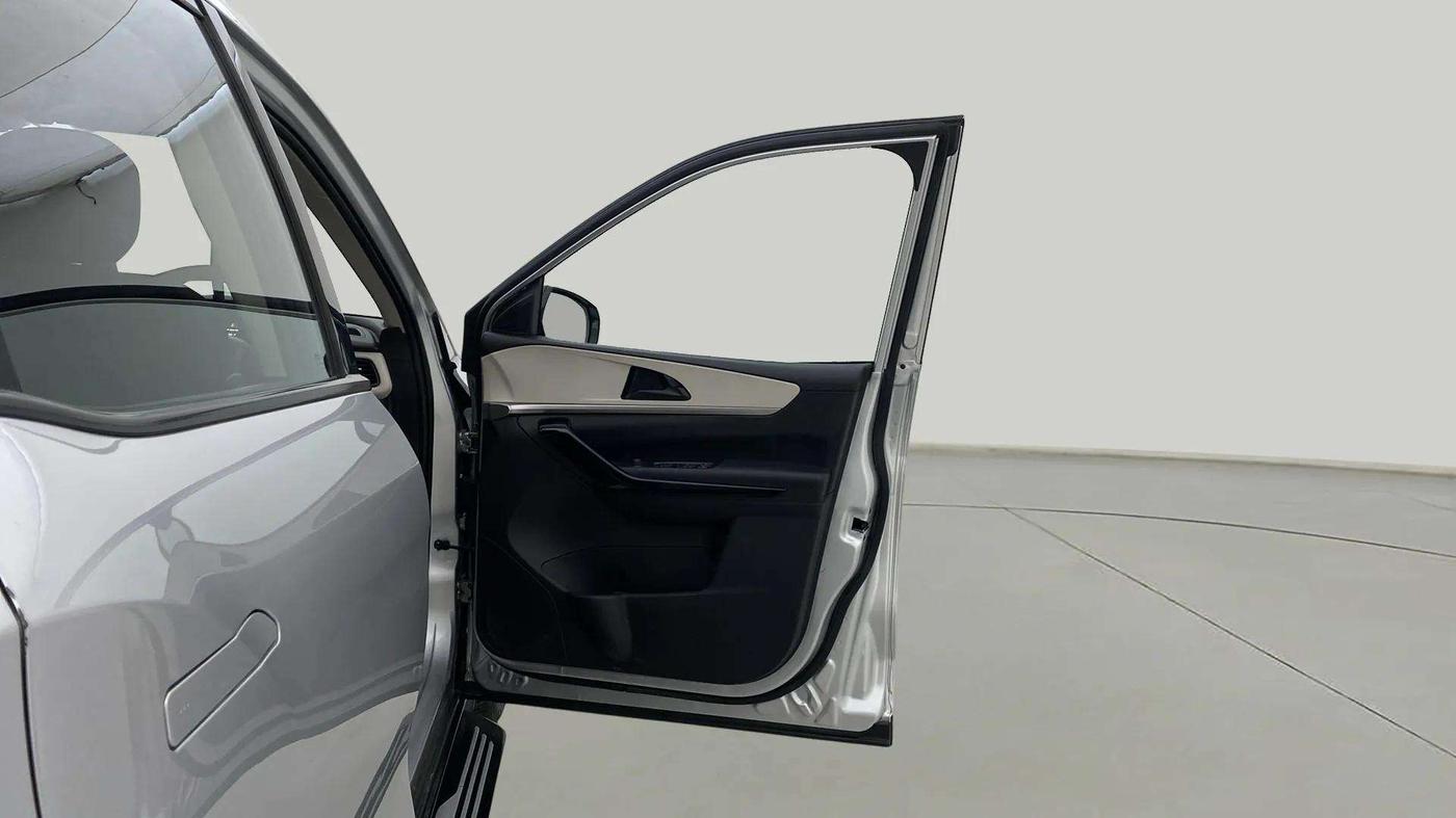 2022 Mahindra XUV700 AX 5 P AT 5 STR, Petrol, Automatic, 17,417 km, RHS Front Door