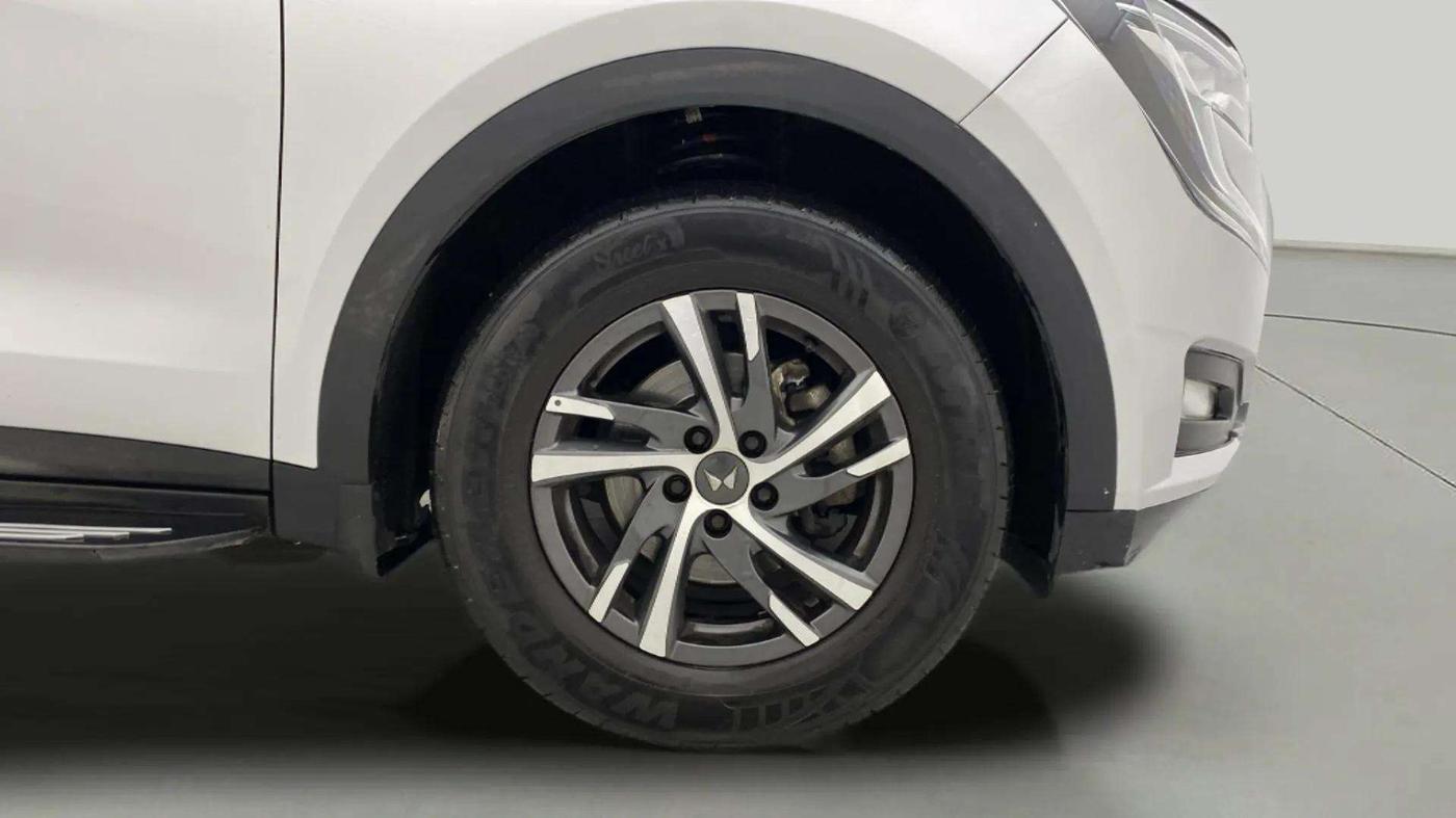 2022 Mahindra XUV700 AX 5 P AT 5 STR, Petrol, Automatic, 17,417 km, Right Front Wheel