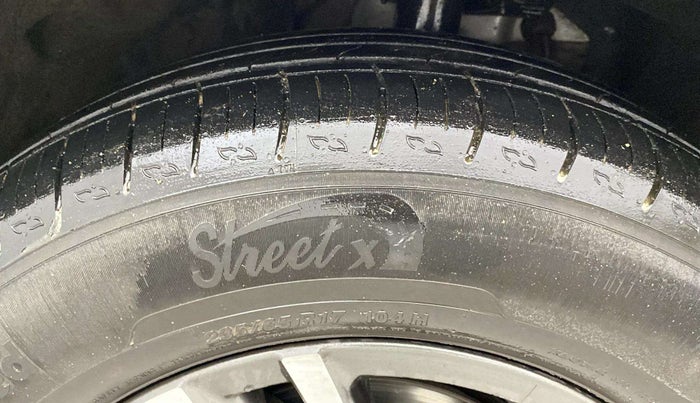 2022 Mahindra XUV700 AX 5 P AT 5 STR, Petrol, Automatic, 16,696 km, Left Front Tyre Tread