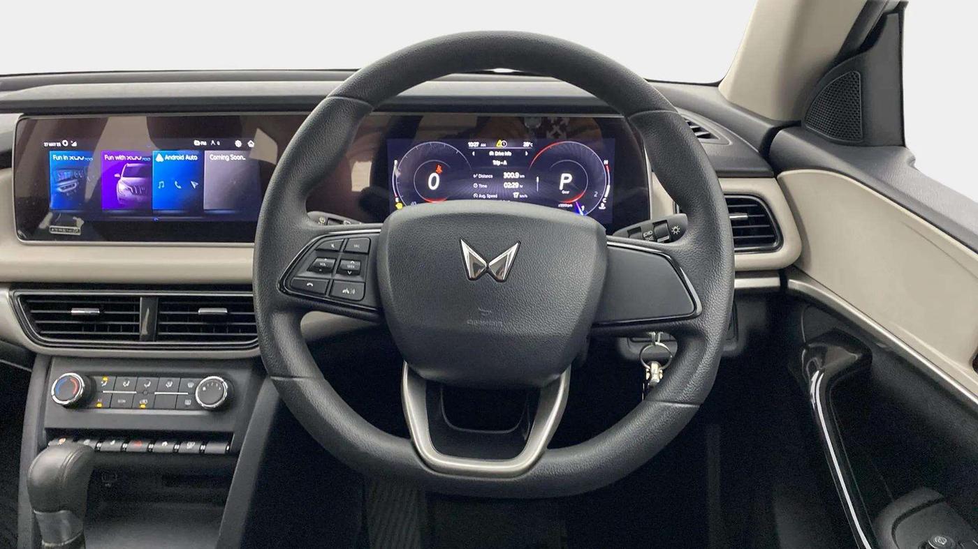 2022 Mahindra XUV700 AX 5 P AT 5 STR, Petrol, Automatic, 17,417 km, Steering Wheel Close Up