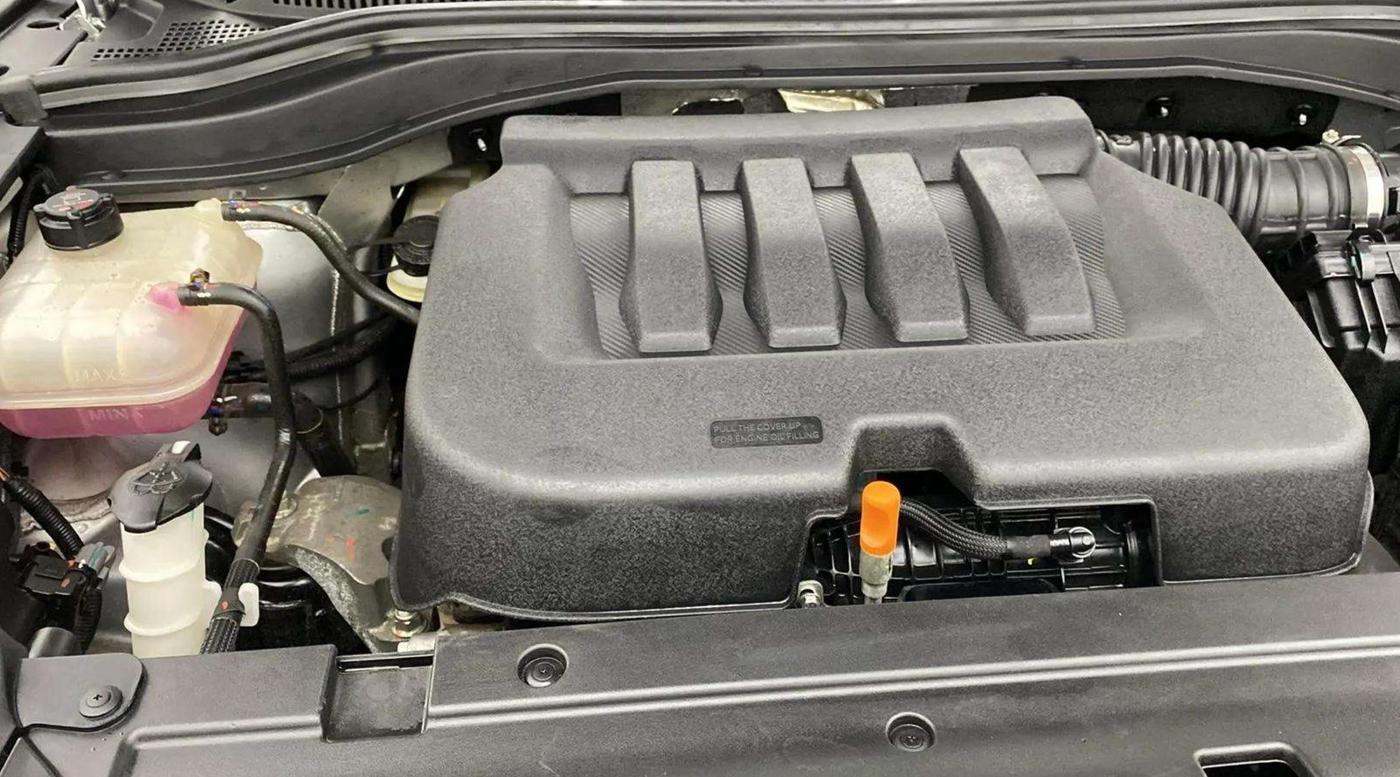 2022 Mahindra XUV700 AX 5 P AT 5 STR, Petrol, Automatic, 17,417 km, Engine View - Right