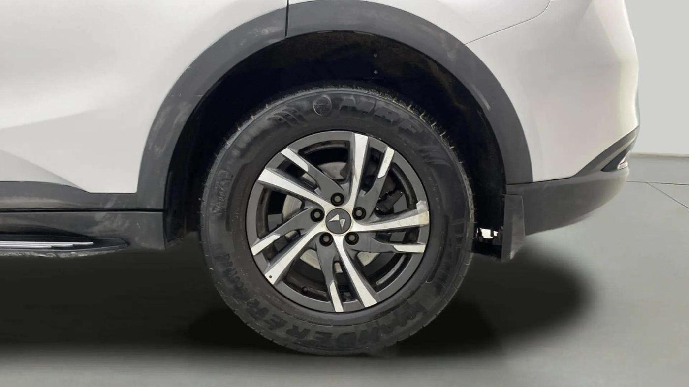 2022 Mahindra XUV700 AX 5 P AT 5 STR, Petrol, Automatic, 17,417 km, Left Rear Wheel