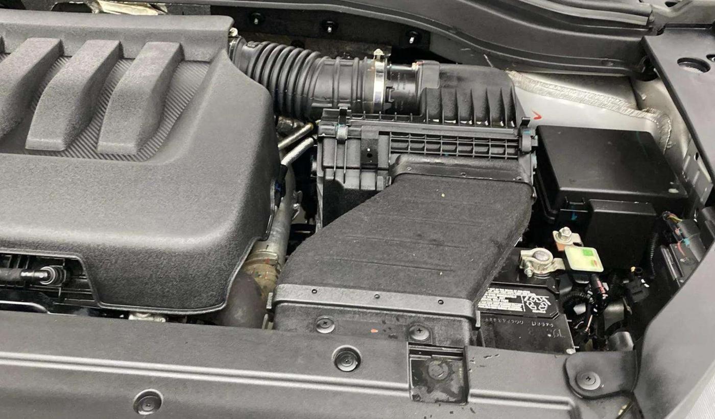2022 Mahindra XUV700 AX 5 P AT 5 STR, Petrol, Automatic, 17,417 km, Engine View - Left