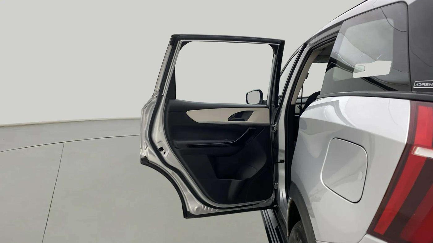 2022 Mahindra XUV700 AX 5 P AT 5 STR, Petrol, Automatic, 17,417 km, LHS Rear Door