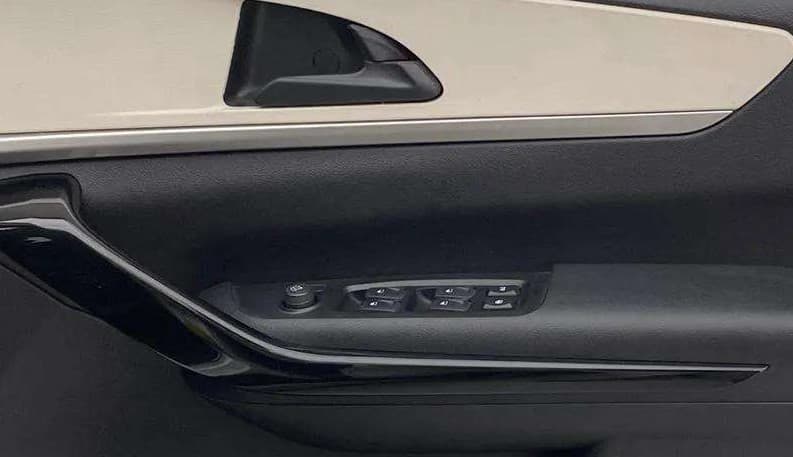 2022 Mahindra XUV700 AX 5 P AT 5 STR, Petrol, Automatic, 17,417 km, Driver Side Door Panels Control