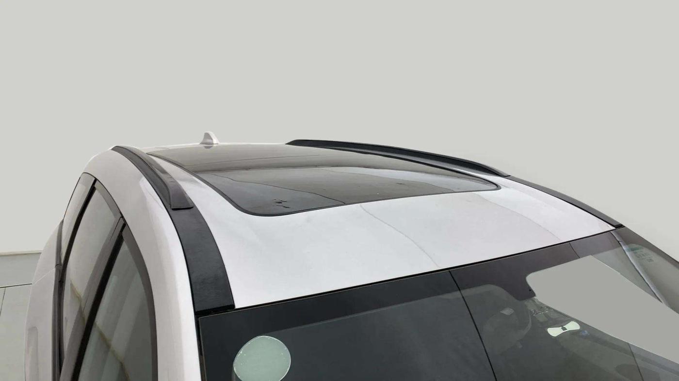 2022 Mahindra XUV700 AX 5 P AT 5 STR, Petrol, Automatic, 17,417 km, Roof