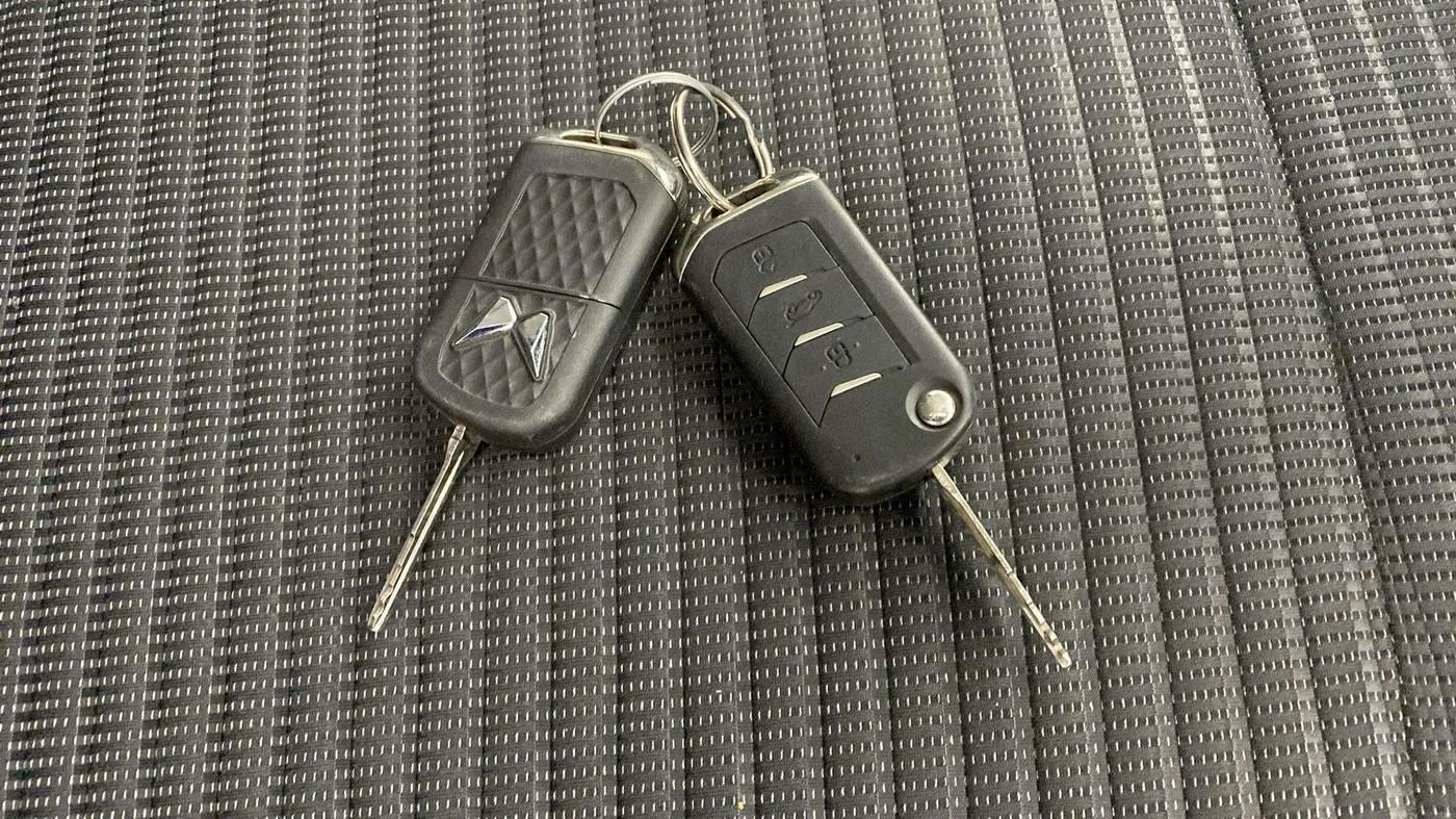 2022 Mahindra XUV700 AX 5 P AT 5 STR, Petrol, Automatic, 17,417 km, Key Close Up