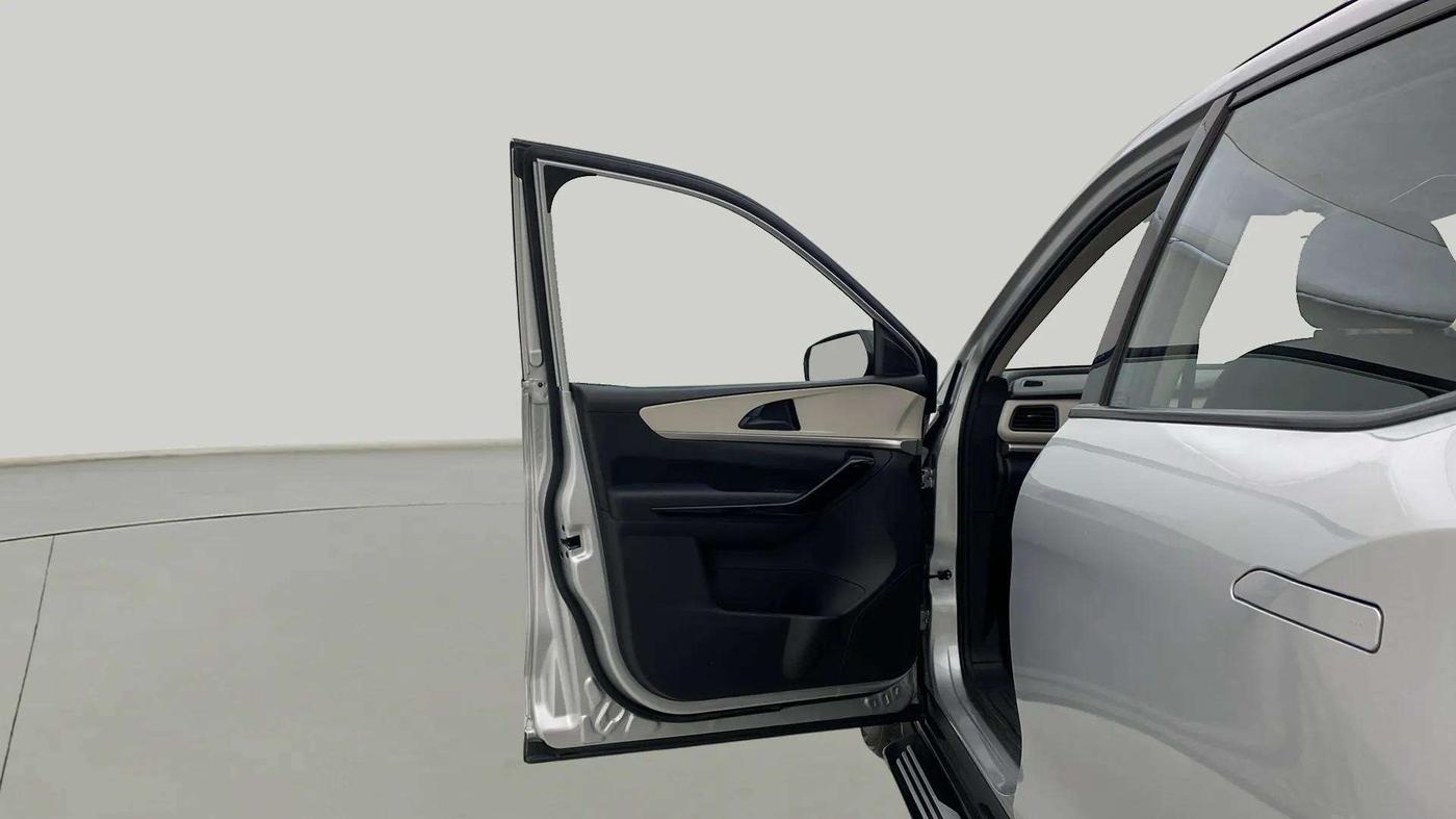 2022 Mahindra XUV700 AX 5 P AT 5 STR, Petrol, Automatic, 17,417 km, LHS Front Door