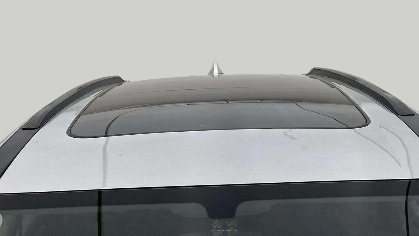 2022 Mahindra XUV700 AX 5 P AT 5 STR, Petrol, Automatic, 17,417 km, Moonroof/ Sunroof