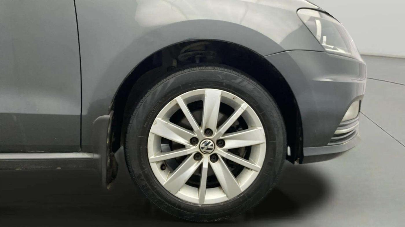 2017 Volkswagen Ameo HIGHLINE PLUS 1.5L AT 16 ALLOY, Diesel, Automatic, 66,860 km, Right Front Wheel