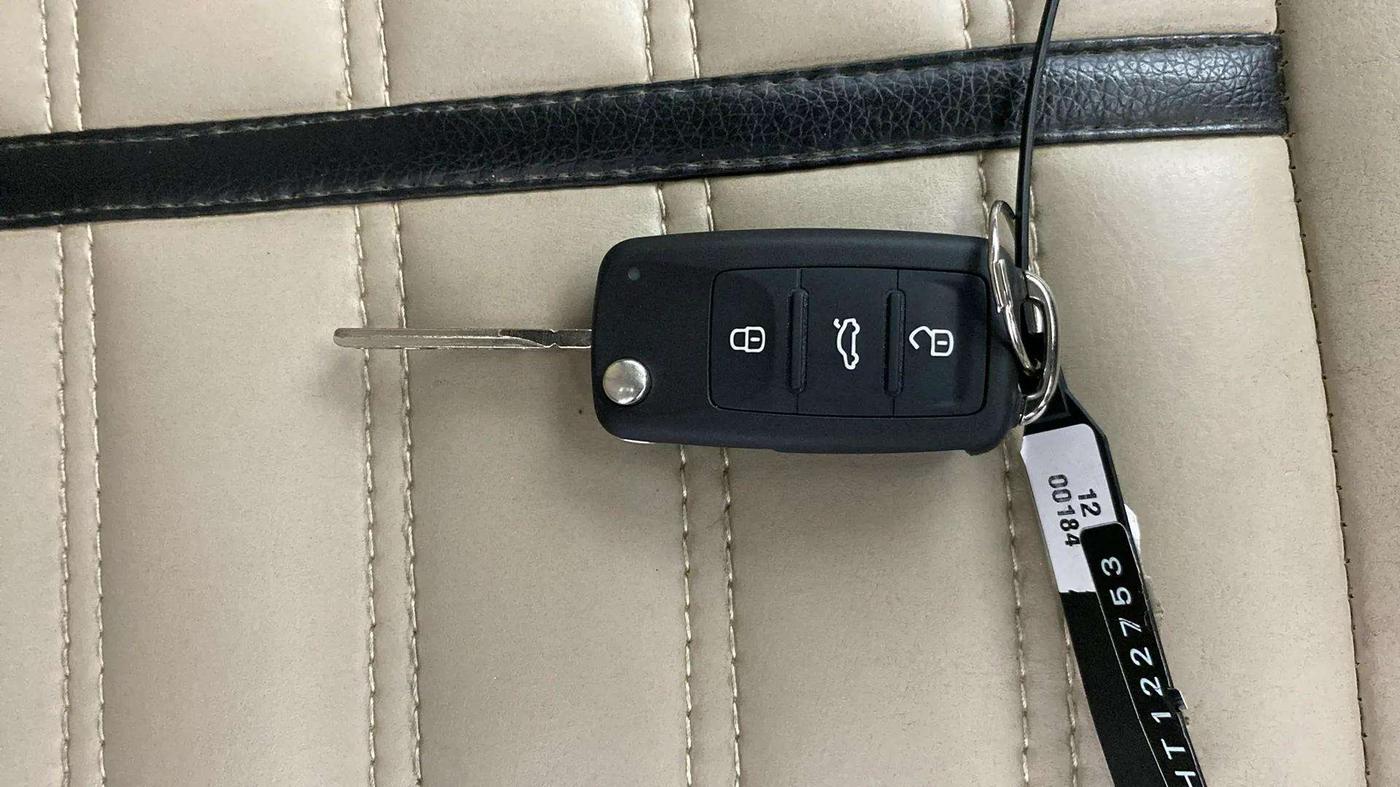 2017 Volkswagen Ameo HIGHLINE PLUS 1.5L AT 16 ALLOY, Diesel, Automatic, 66,860 km, Key Close Up