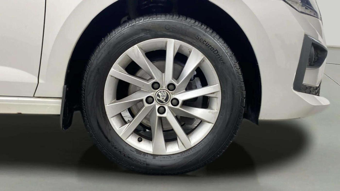 2023 Skoda SLAVIA AMBITION 1.0L TSI MT, Petrol, Manual, 28,961 km, Right Front Wheel