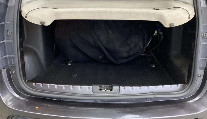 2018 Renault Duster RXS CVT, CNG, Automatic, 90,653 km, Boot Inside