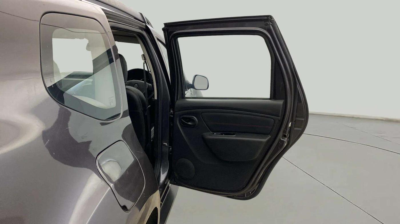 2018 Renault Duster RXS CVT, CNG, Automatic, 90,552 km, RHS Rear Door