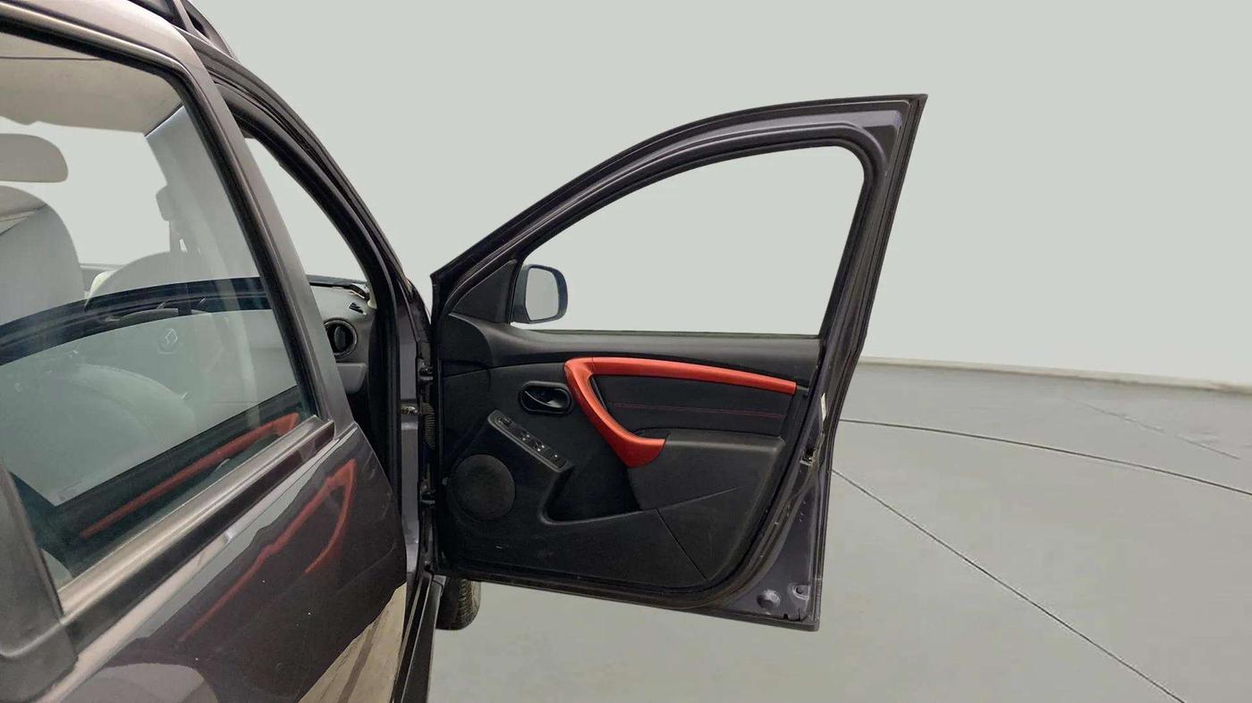 2018 Renault Duster RXS CVT, CNG, Automatic, 90,552 km, RHS Front Door
