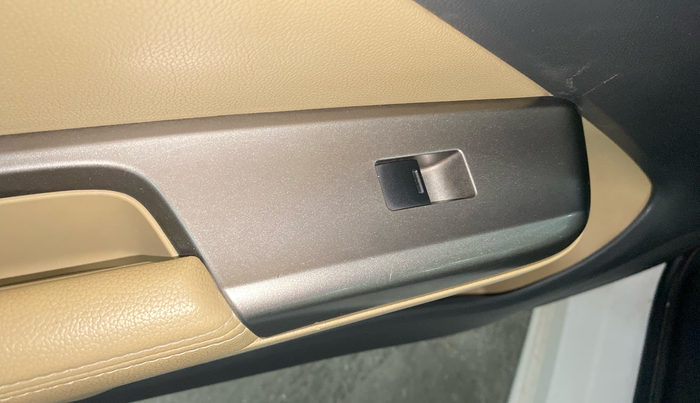 2017 Honda City 1.5L I-VTEC VX, Petrol, Manual, 43,234 km, Left front window switch / handle - Power window makes minor noise