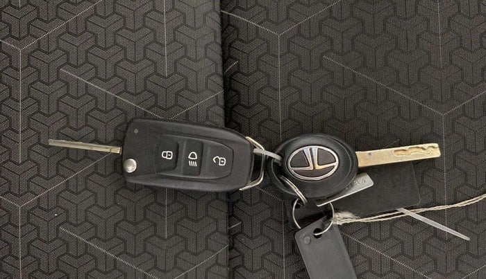 2024 Tata PUNCH ADVENTURE RHYTHM CNG, CNG, Manual, 31,817 km, Key Close Up