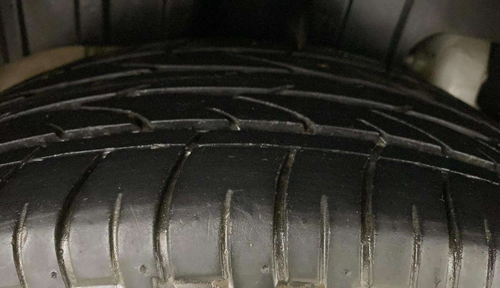 2021 Mahindra XUV300 W6 1.2 PETROL, Petrol, Manual, 60,798 km, Right Rear Tyre Tread