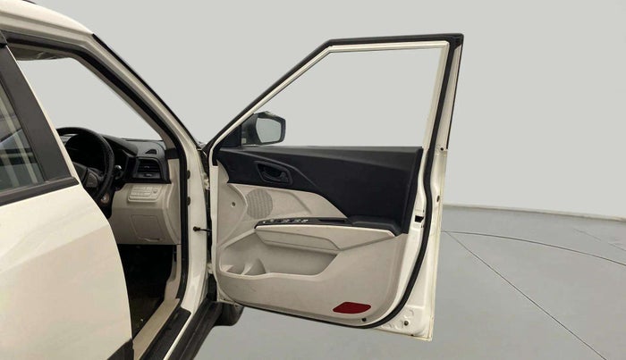 2021 Mahindra XUV300 W6 1.2 PETROL, Petrol, Manual, 60,798 km, RHS Front Door
