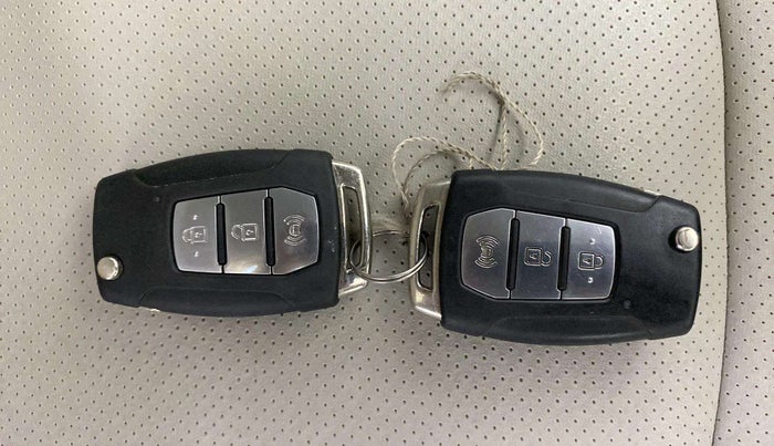 2021 Mahindra XUV300 W6 1.2 PETROL, Petrol, Manual, 60,798 km, Key Close Up