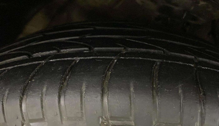 2021 Mahindra XUV300 W6 1.2 PETROL, Petrol, Manual, 60,798 km, Right Front Tyre Tread