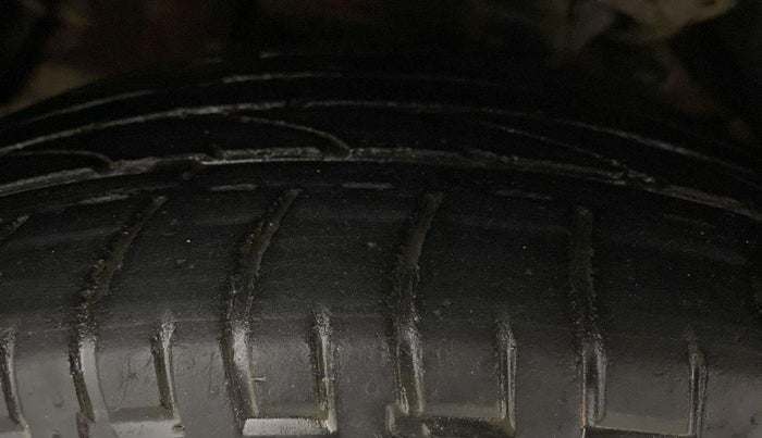 2021 Mahindra XUV300 W6 1.2 PETROL, Petrol, Manual, 60,798 km, Left Front Tyre Tread