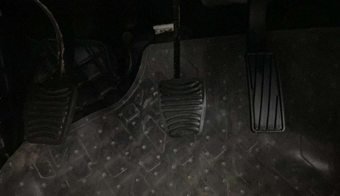 2021 Mahindra XUV300 W6 1.2 PETROL, Petrol, Manual, 60,798 km, Pedals