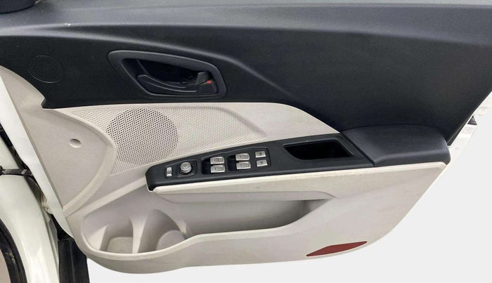 2021 Mahindra XUV300 W6 1.2 PETROL, Petrol, Manual, 60,798 km, Driver Side Door Panels Control