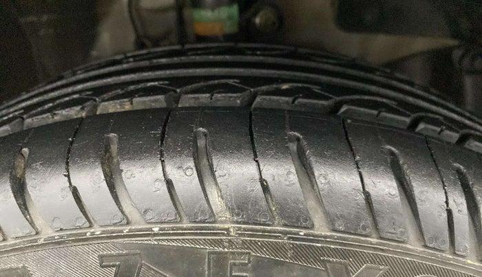 2014 Honda Brio V MT, Petrol, Manual, 24,346 km, Right Front Tyre Tread