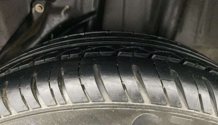 2014 Honda Brio V MT, Petrol, Manual, 24,346 km, Left Rear Tyre Tread