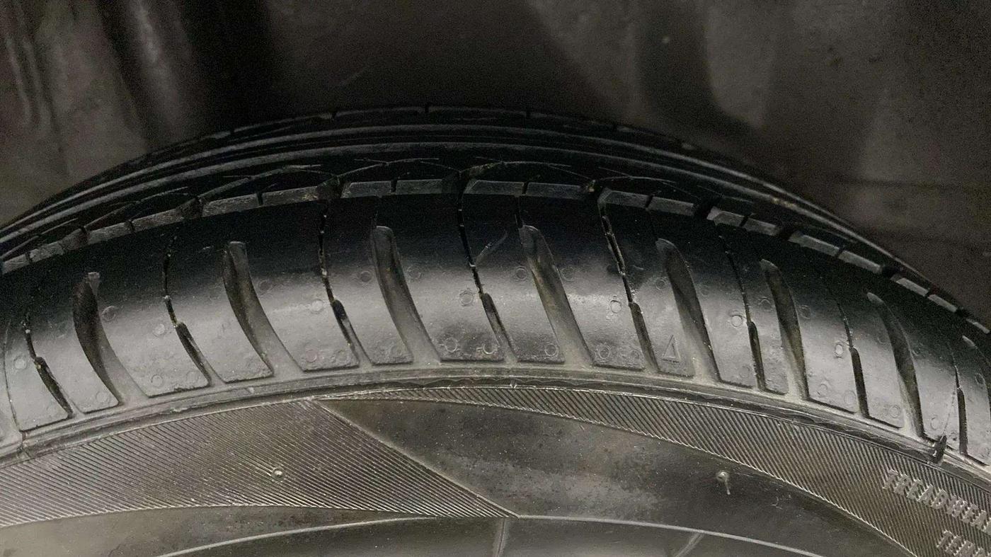 2014 Honda Brio V MT, Petrol, Manual, 24,346 km, Right Rear Tyre Tread