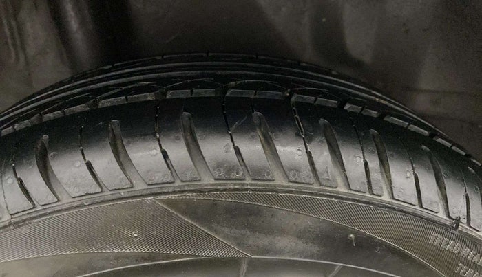 2014 Honda Brio V MT, Petrol, Manual, 24,346 km, Right Rear Tyre Tread