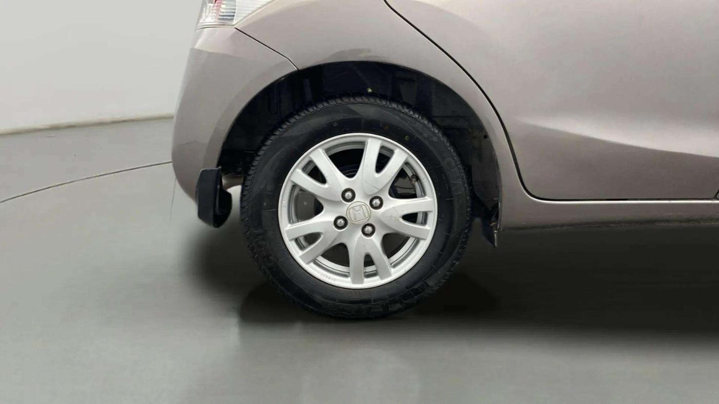 2014 Honda Brio V MT, Petrol, Manual, 24,346 km, Right Rear Wheel