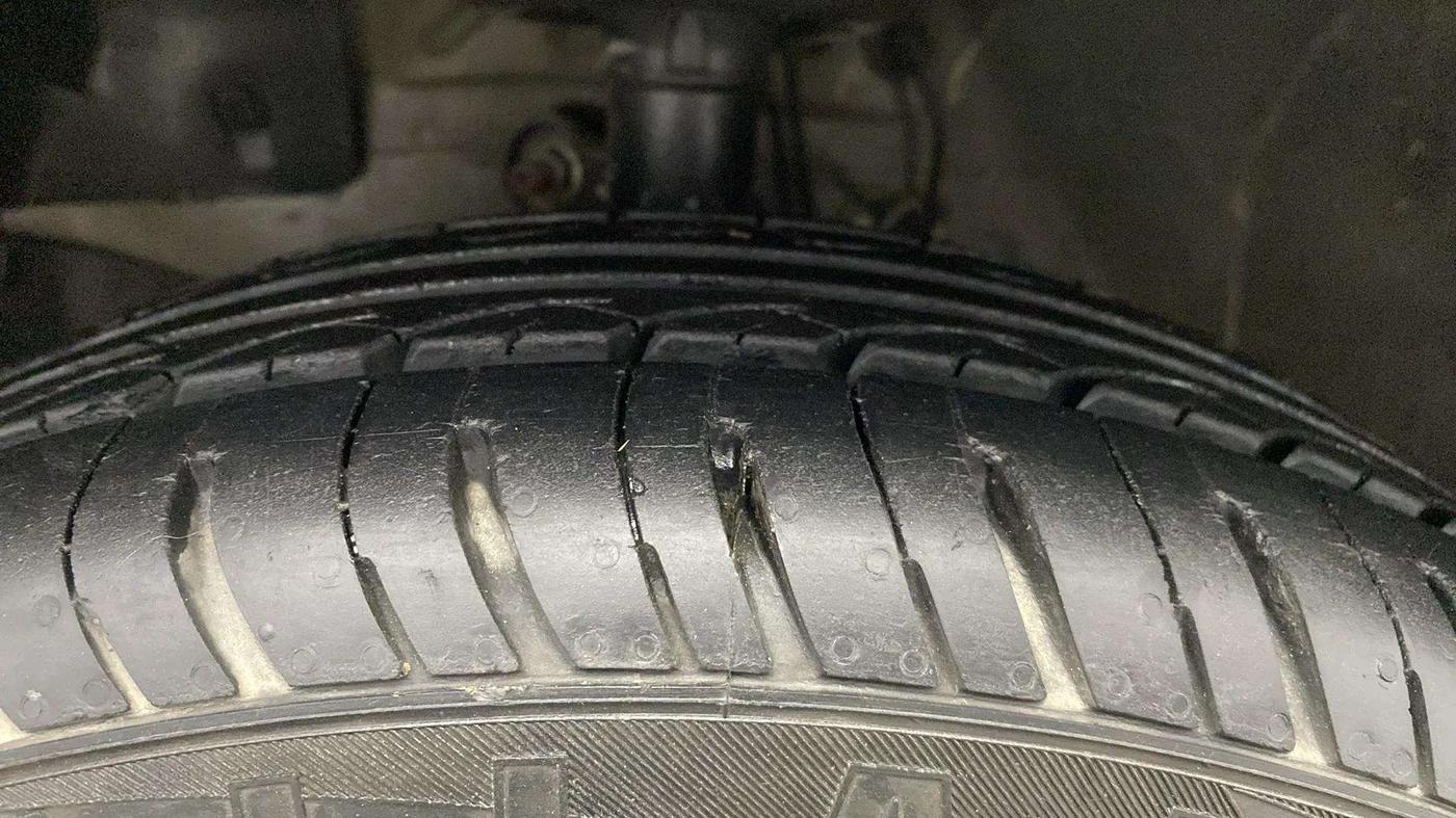 2014 Honda Brio V MT, Petrol, Manual, 24,346 km, Left Front Tyre Tread