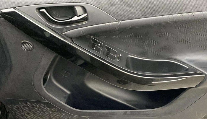 2022 Tata NEXON XZ PLUS (O) PETROL DARK EDITION, Petrol, Manual, 56,100 km, Driver Side Door Panels Control
