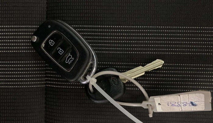 2022 Hyundai VENUE S 1.2, Petrol, Manual, 24,235 km, Key Close Up