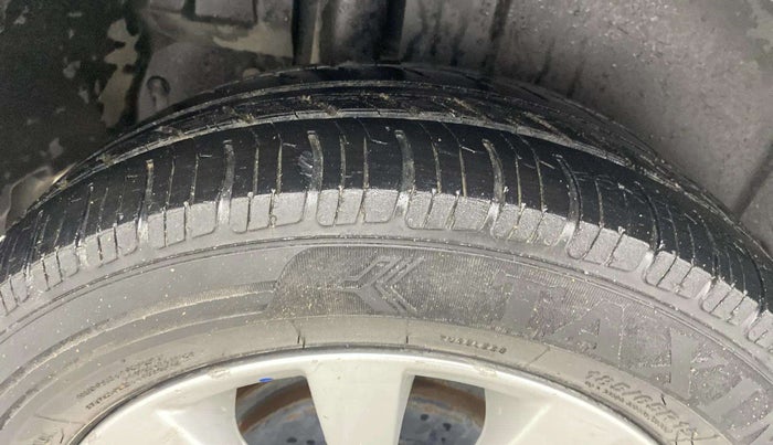 2014 Maruti Ertiga ZXI, Petrol, Manual, 64,802 km, Right Rear Tyre Tread