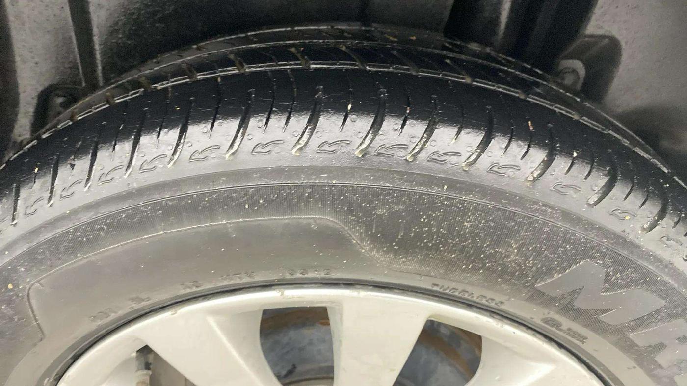 2014 Maruti Ertiga ZXI, Petrol, Manual, 64,802 km, Left Rear Tyre Tread